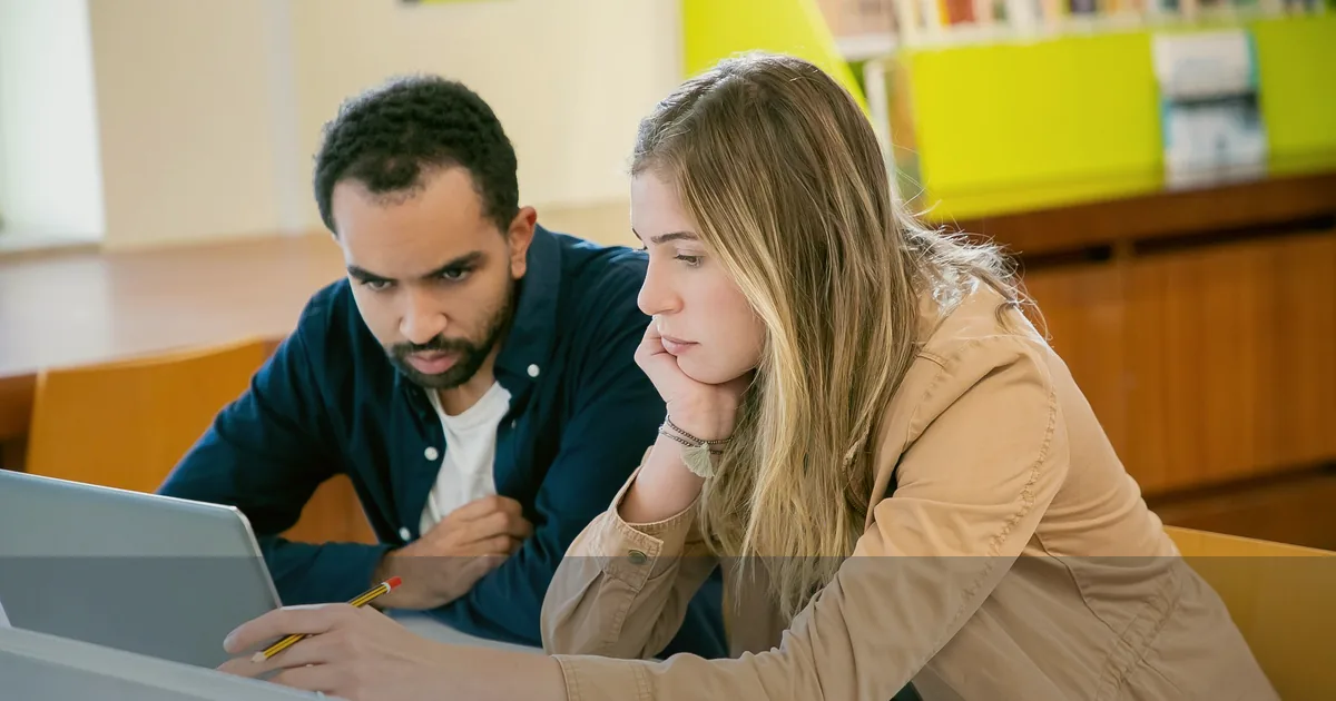 Estudiantes calculando presupuesto y coste total de un máster