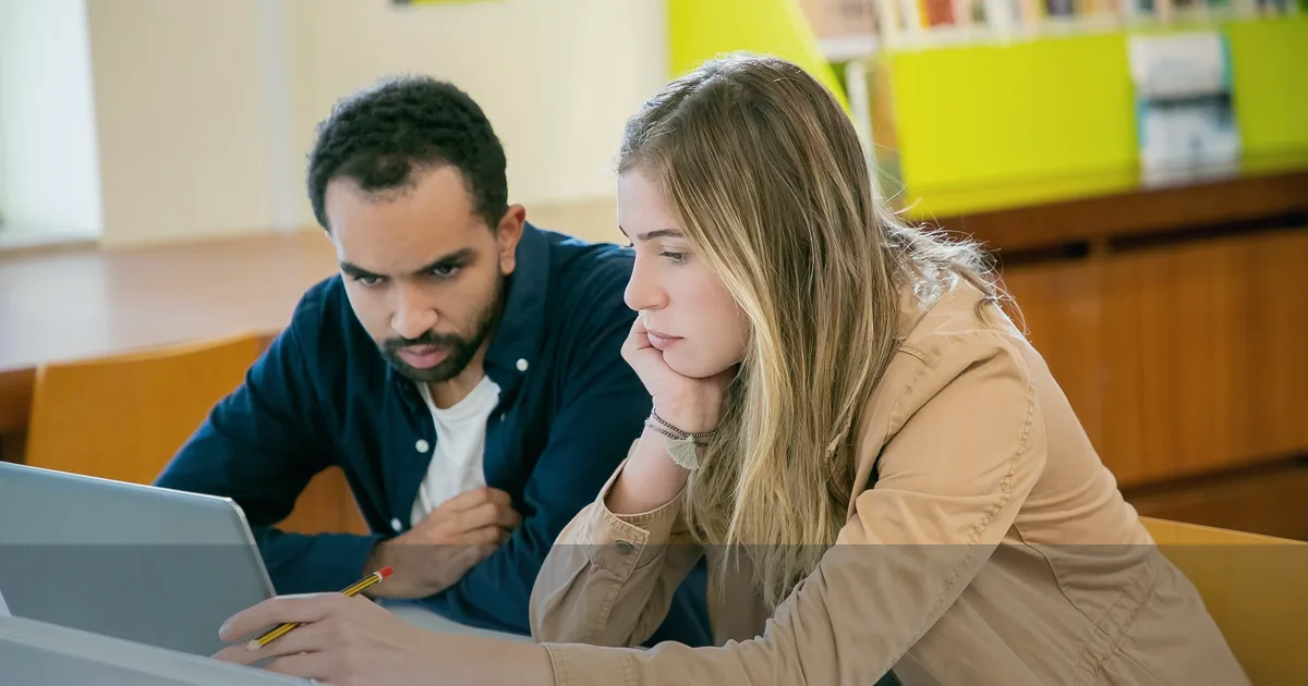Estudiantes usando herramientas para comparar máster oficial, habilitante y título propio